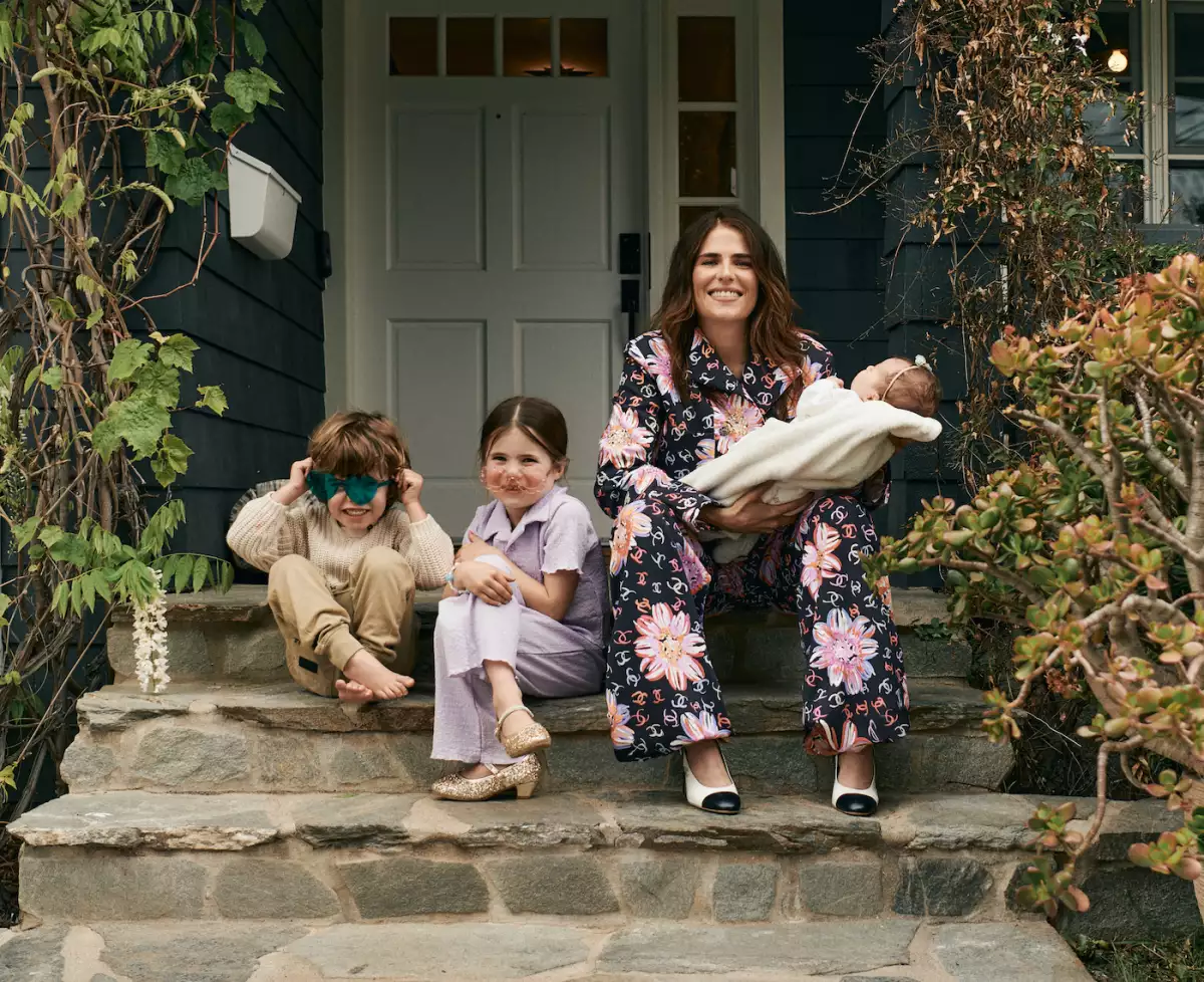 Karla Souza debuta oficialmente como cantante