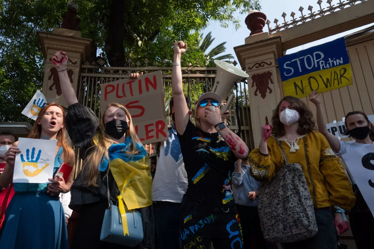 Integrantes de la comunidad ucraniana protestaron afuera de la Embajada de Ucrania para exigir justicia por la "operación militar especial" que el presidente de Rusia, Vladimir Putin, declaró esta madrugada.