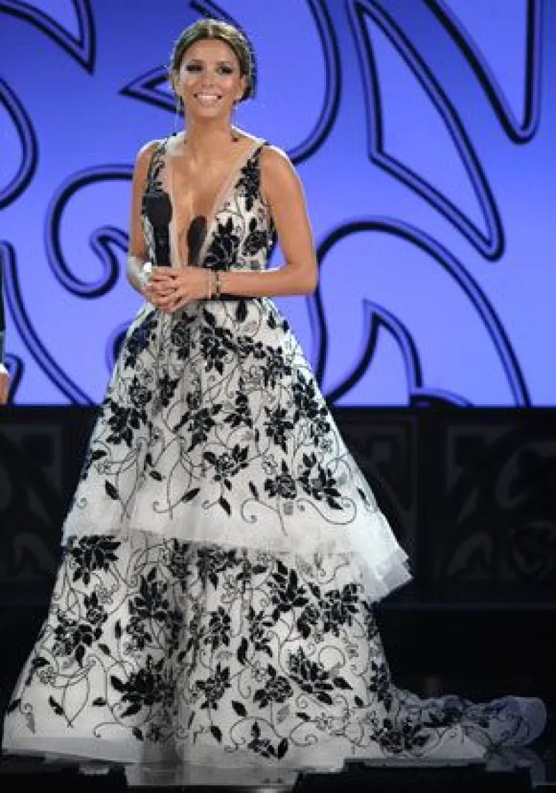 La actriz mexicana recibió el reconocimiento Anthony Quinn, entregado en el marco de los premios ALMA a la Excelencia en la Industria, además, Eva Longoria dijo que le gustaría trabajar con ella.
