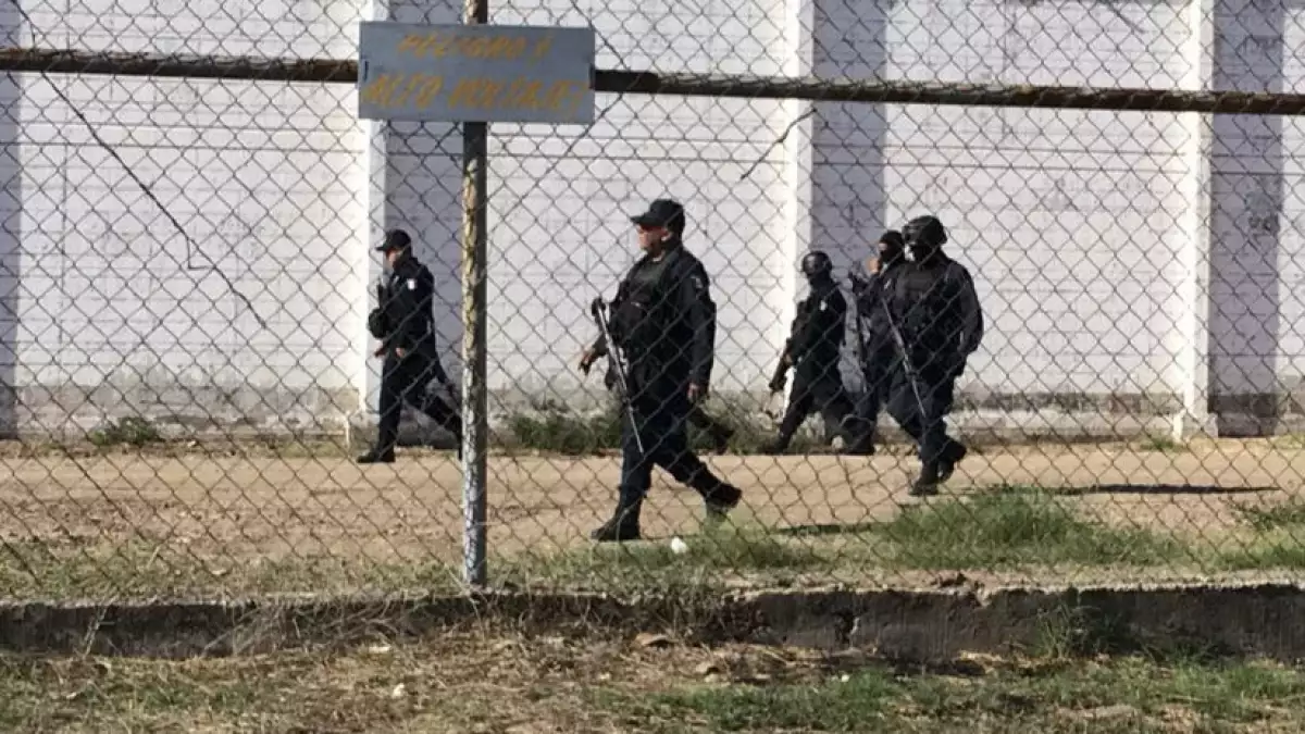CULIACÁN, SINALOA, 16MARZO2017.- Se fugaron varios reos del penal de Aguaruto, entre los que estaría Juan José Esparragoza Monzón "El Negro", hijo de "El Azul. El fugado fue detenido el 19 de enero en Culiacán, Sinaloa, por militares. Al lugar llegaron policías de diferentes coorporaciones para montar un operativo de búsqueda. 
FOTO: CORTESÍA /CUARTOSCURO.COM