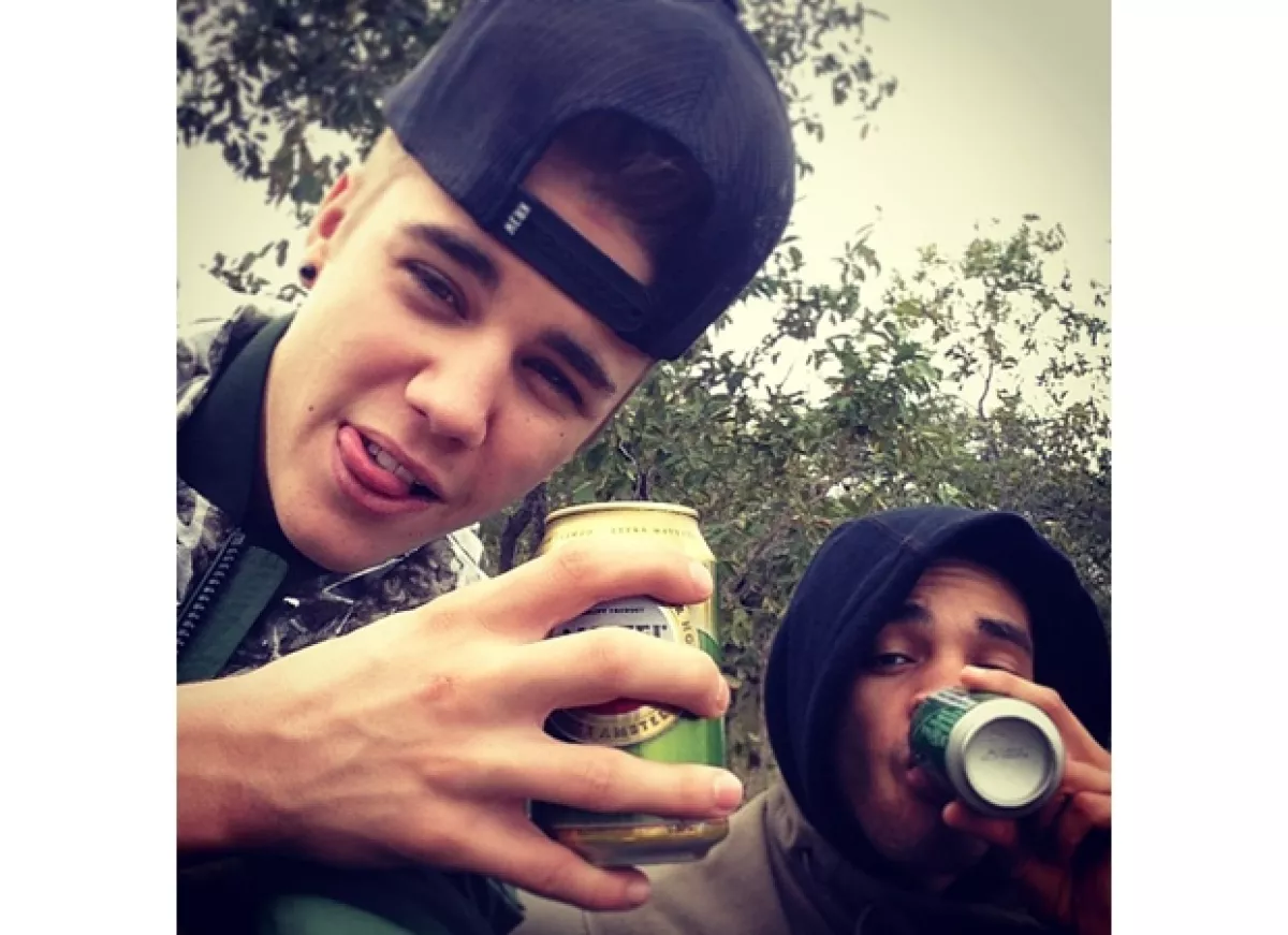 Justin presumió esta foto en su Instagram con un amigo suyo tomando una cerveza en mitad de la jungla.