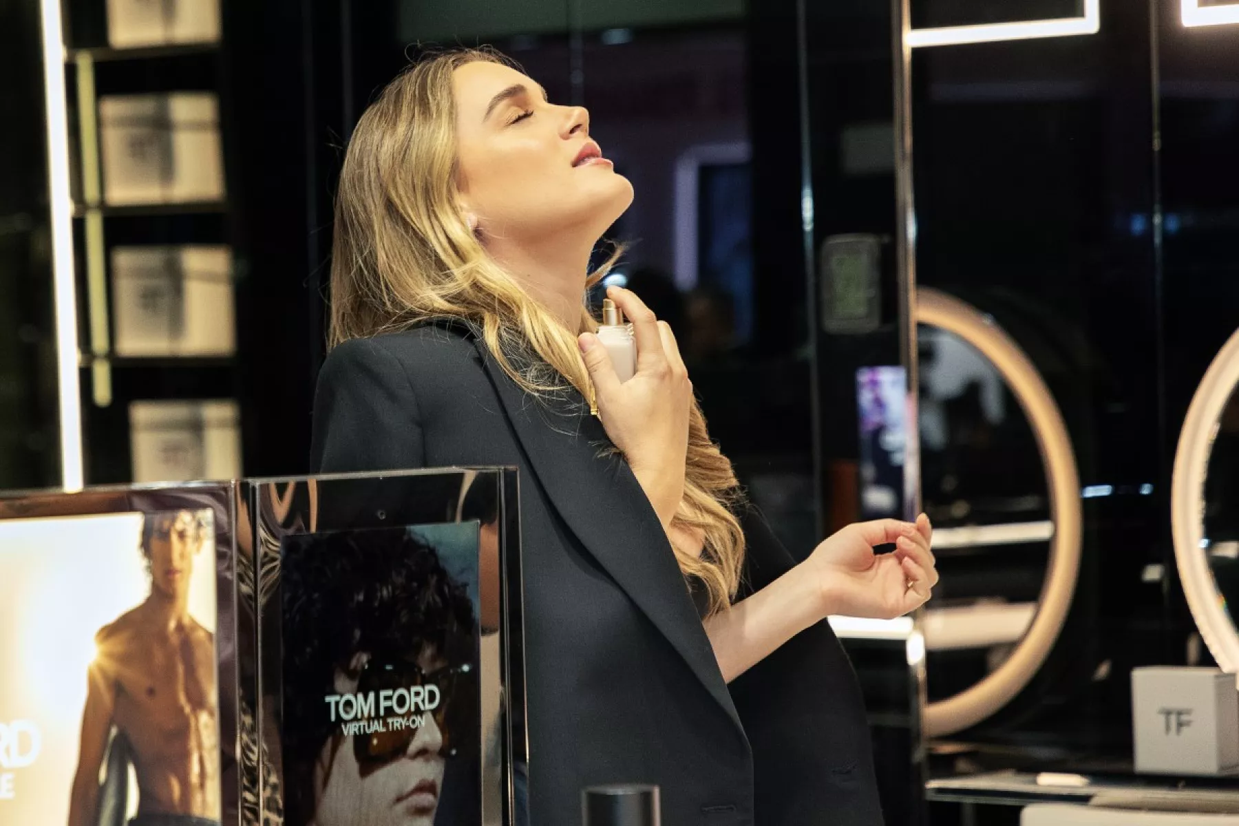 Mujer se aplica el perfume de Tom Ford Vanilla Sex en la boutique de El Palacio de Hierro Polanco.