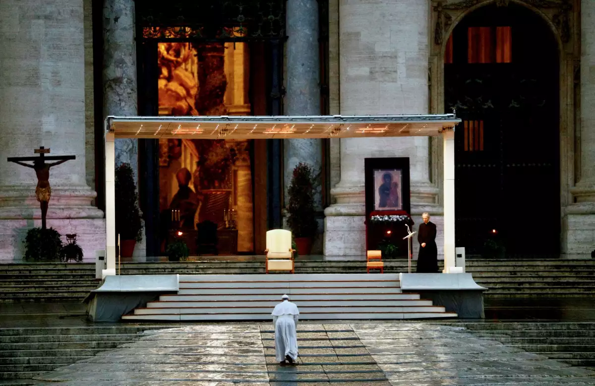 El Papa Francisco llega a St. Plaza de San Pedro para entregar una extraordinaria bendición "Urbi et Orbi" (a la ciudad y al mundo) - que normalmente se da solo en Navidad y Pascua -, como respuesta a la pandemia mundial de la enfermedad por coronavirus (COVID-19), en el Vaticano, el 27 de marzo de 2020.