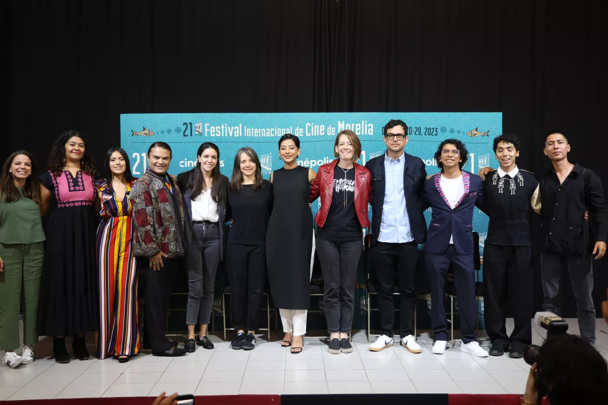La directora y el elenco de la cinta Temporada de huracanes.