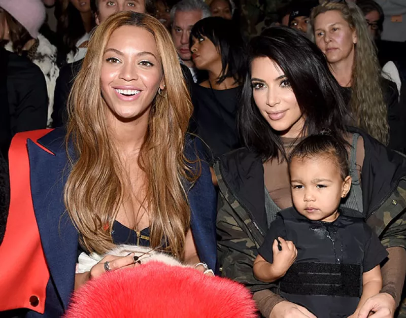 La cantante ha recibido un sinfín de felicitaciones públicas con motivo de su 35 cumpleaños este domingo, incluyendo una muy musical de Kim Kardashian.