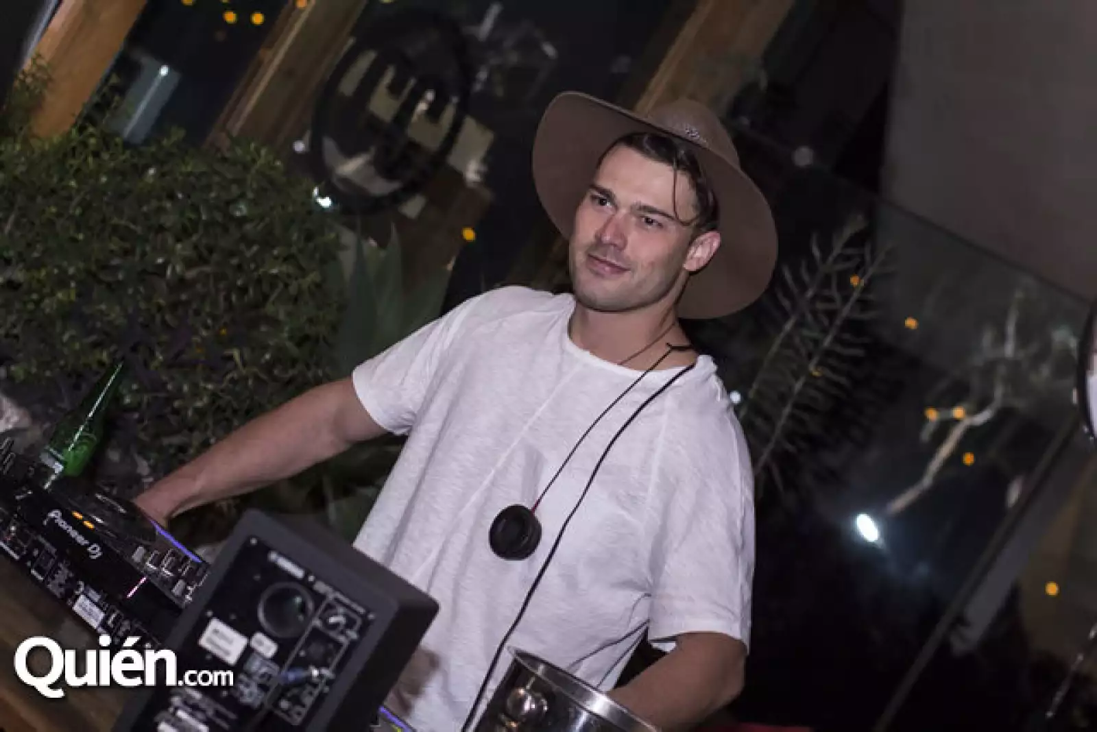 El guapo DJ Jhony Monhol.