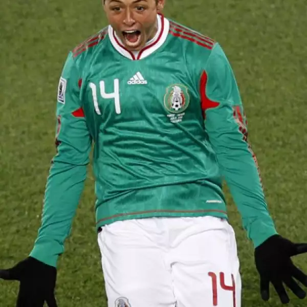 Javier Hernández festeja su gol.