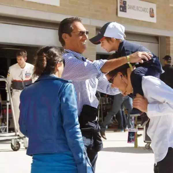 Su afición por la velocidad ha llevado a la familia de viaje, como cuando fueron a Austin, Texas, junto con su cuñado Carlos Slim Domit  quien en esta foto juega con Fernando Romero Slim.