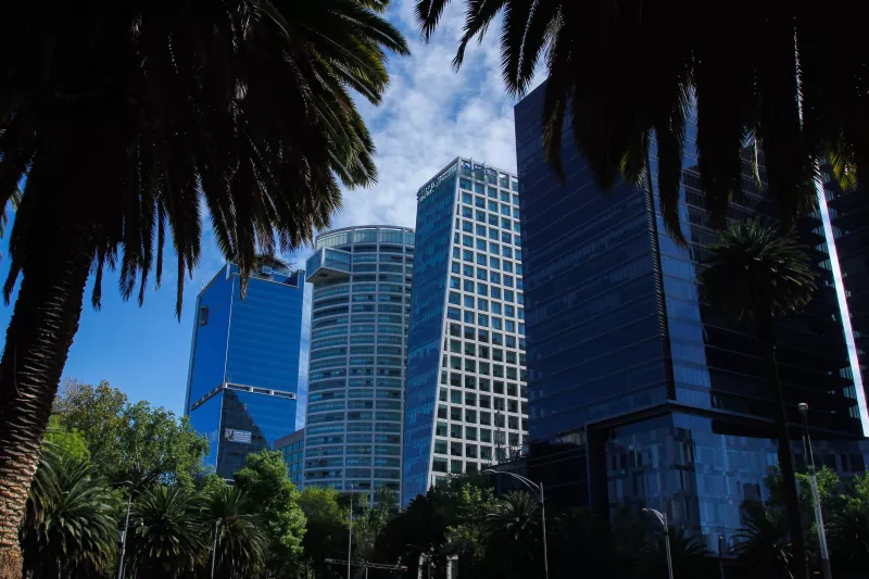 Fibra Dahnos cuenta con algunos de los centros comerciales y edificios de uso mixto más conocidos de la capital, como Reforma 222.