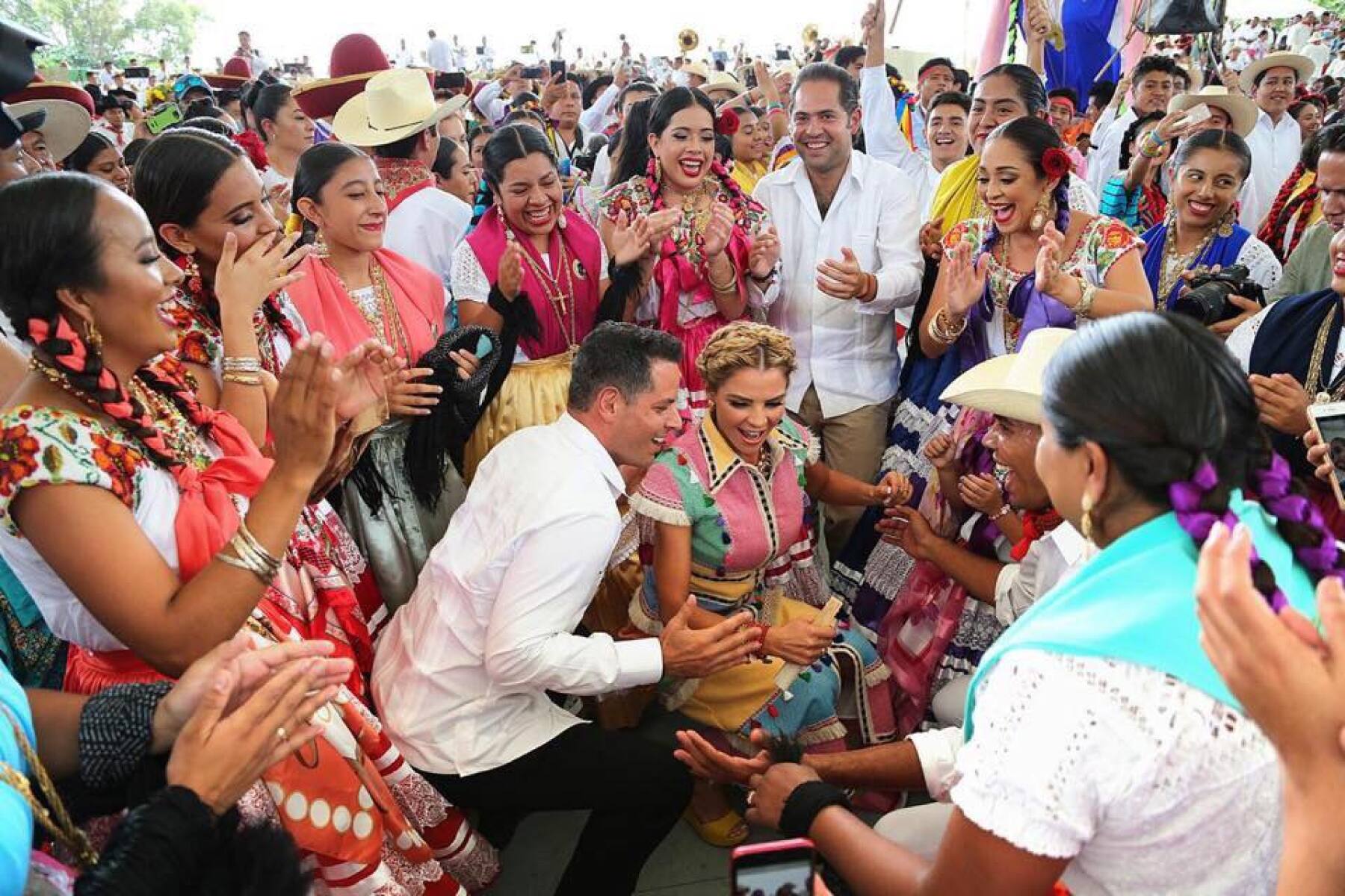 Alejandro Murat baila reguetón.jpg