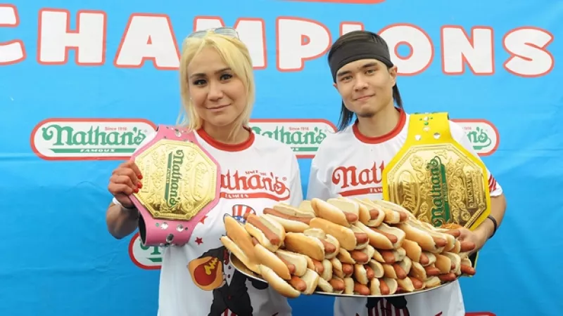 campeones comer hotdogs
