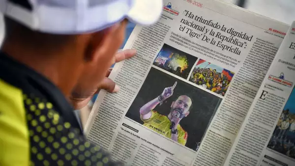 Un hombre lee el periódico con el presidente electo de Colombia, Abelardo de la Espriella, en Barranquilla, Colombia, el 22 de junio de 2026, el día después de la segunda secumbre de las elecciones presidenciales. Las calles de la ciudad colombiana de Barranquilla se convirtieron en un carnaval en la noche del 21 de junio de 2026, después de que el derechista Abelardo de la Espriella venció a su rival de izquierda para ganar las elecciones presidenciales del país.