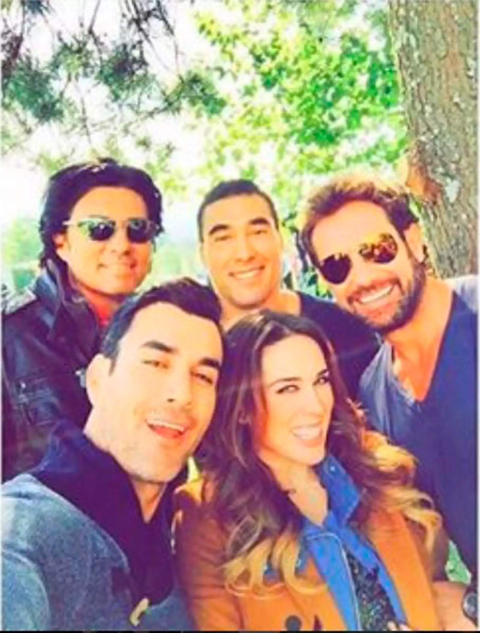 Jacky Bracamontes junto a los galanes de telenovelas.