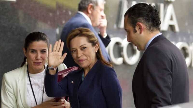 Josefina Vázquez Mota saluda a la llegada al hotel Melia para la reunión con el presidente del gobierno español