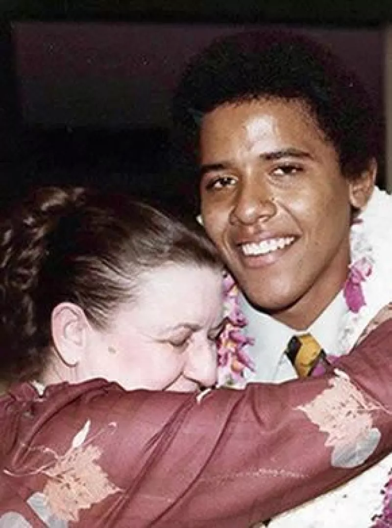 A un día de las elecciónes, falleció Madelyn Dunham, quien ayudó a criar al candidato presidencial.