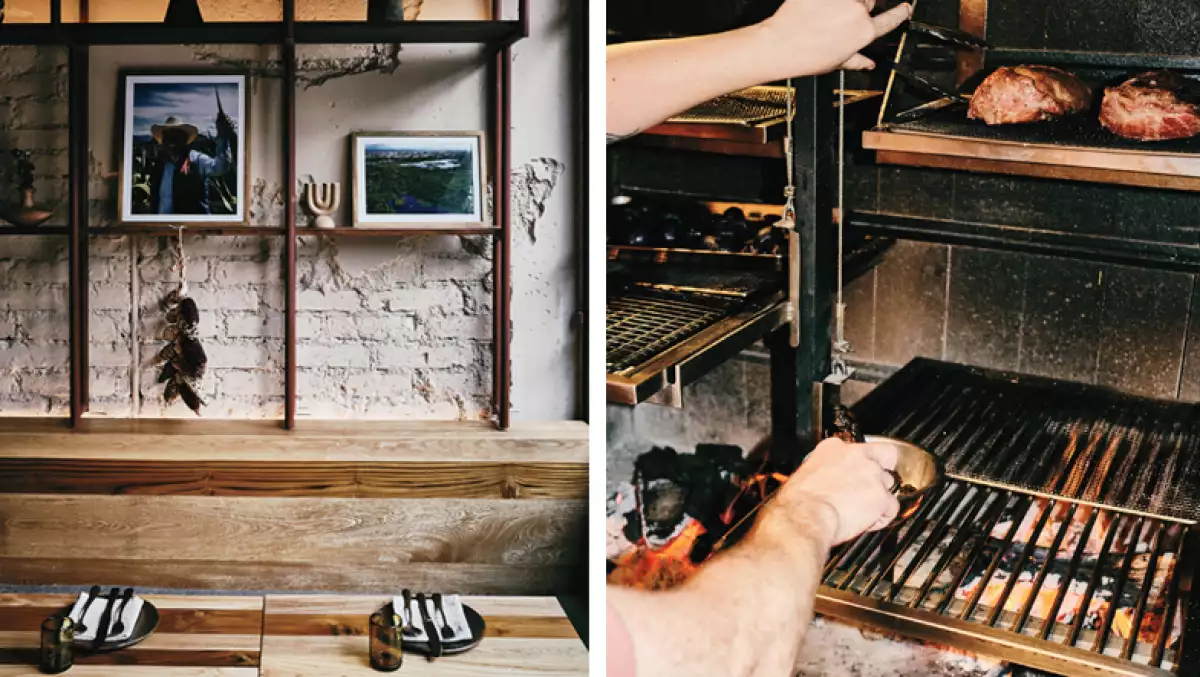 Collage de fotos del restaurante Baldío en la colonia Condesa de la CDMX. A la izquierda la imagen de las mesas de madera y paredes con cuadros del lugar; a la derecha un asador con carne y el carbón encendido.