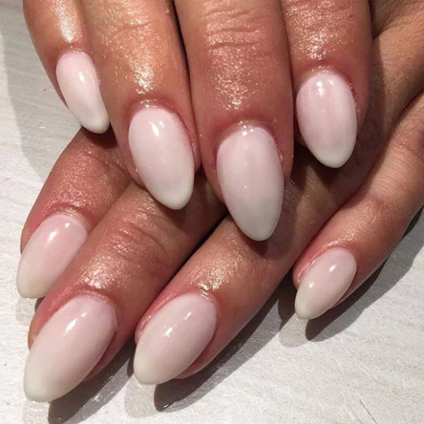 Sus fans, especialmente los hombres, dijeron que sus uñas se veían horribles o que esa forma y color no le quedaban.
