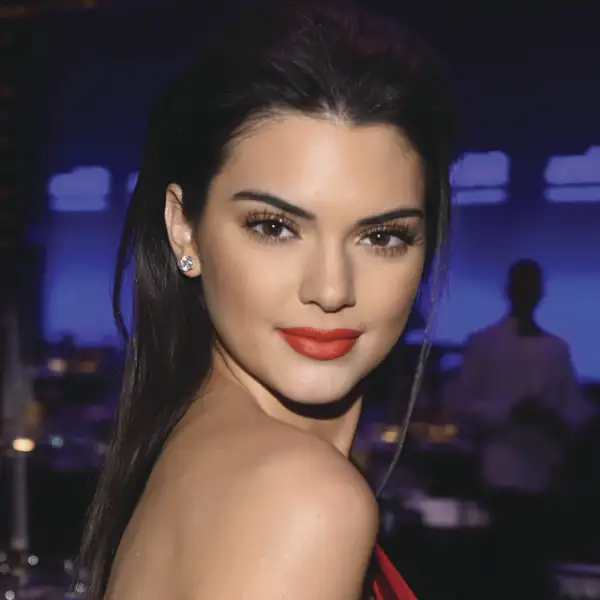 Kendall no perdió la oportunidad de disfrazarse de su tío Karl Lagerfeld.