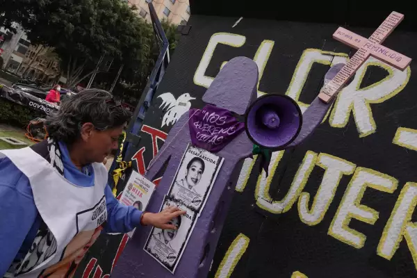 Madres y familiares de personas desaparecidas, integrantes de colectivas feministas y mujeres sustituyeron la Antimonumenta en la Glorieta de las Mujeres que Luchan
