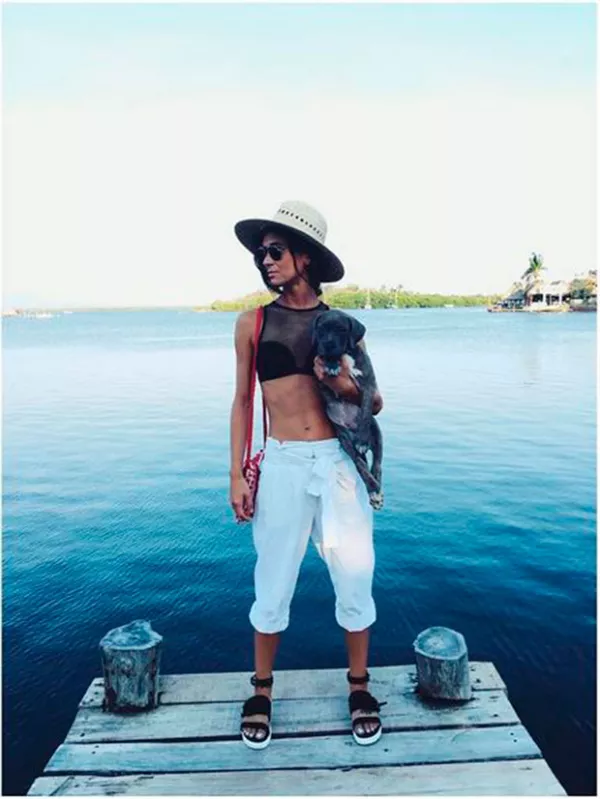 La ¿novia? de Alejandro Fernández disfrutó el fin de semana de un girl trip en el que dejó a la vista su marcado abdomen.