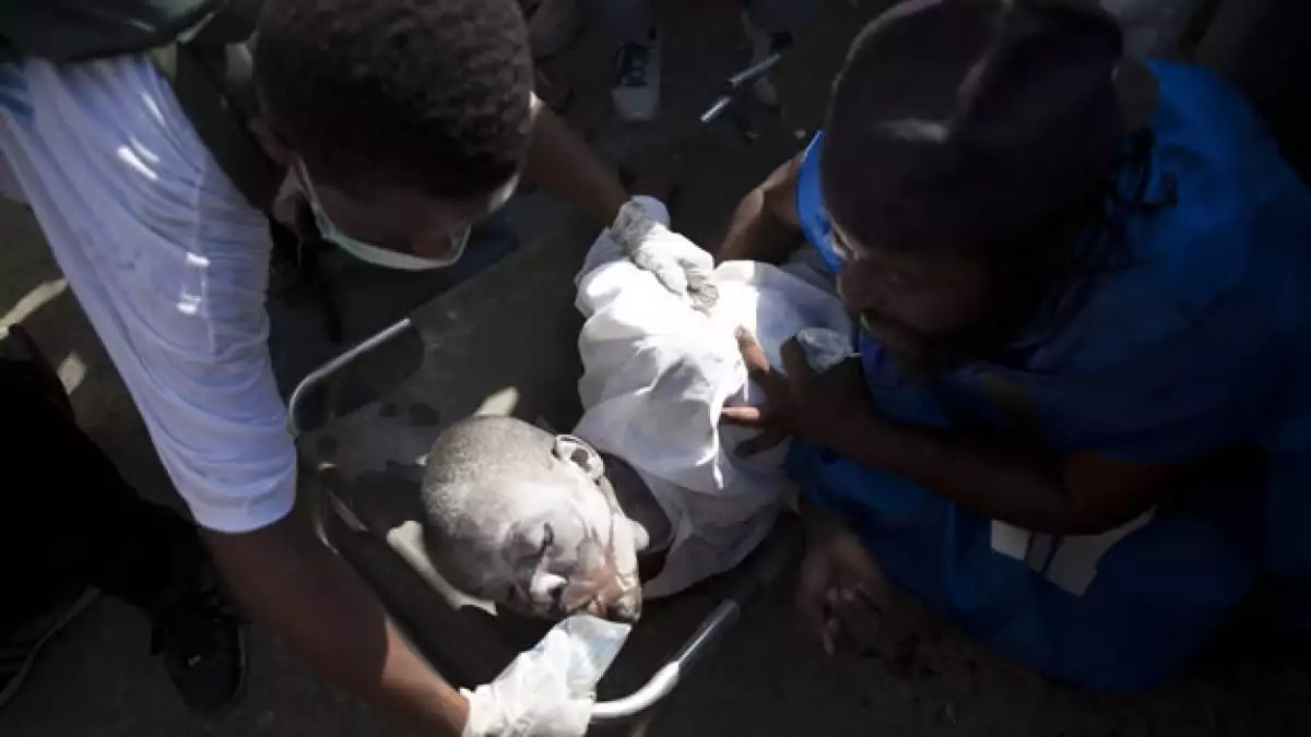 Un niño haitiano recibe ayuda por deshidratación por cólera