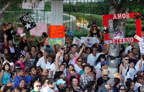 Miles de fanáticos asistieron al homenaje.