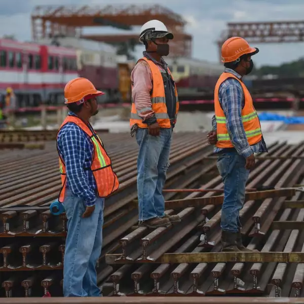 Trabajadores del Tren Maya sobre vías fabricadas en Chiapas