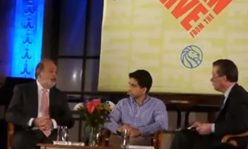 El grupo también comenzó a tirar billetes con la foto de Slim. (Foto: Tomada de YouTube)