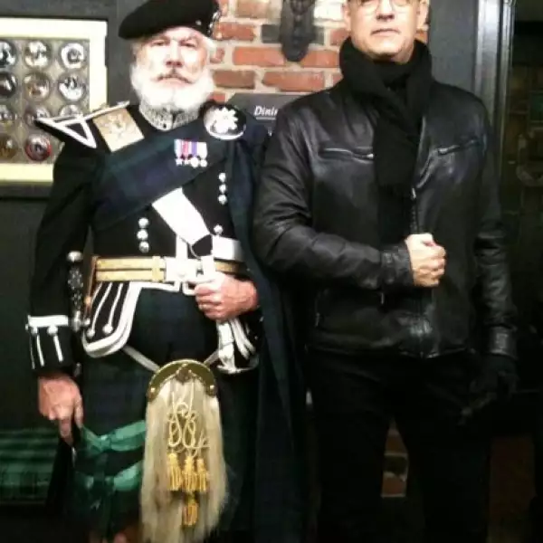 A Tom Hanks le encanta subir fotos de su día a día. Aquí con Douglas, el portero.