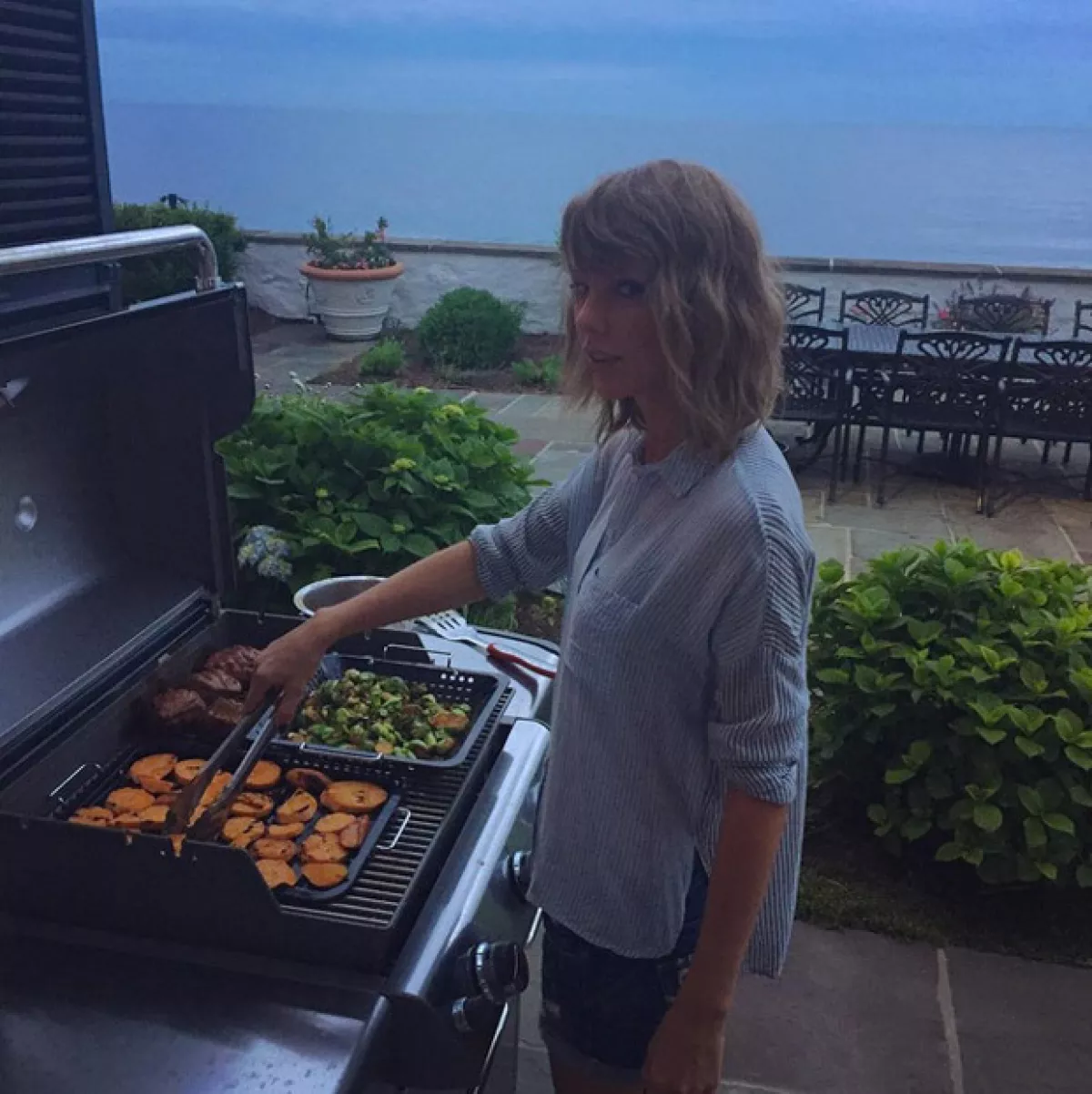 "She cooks too" es el texto que acompaña la imagen del DJ