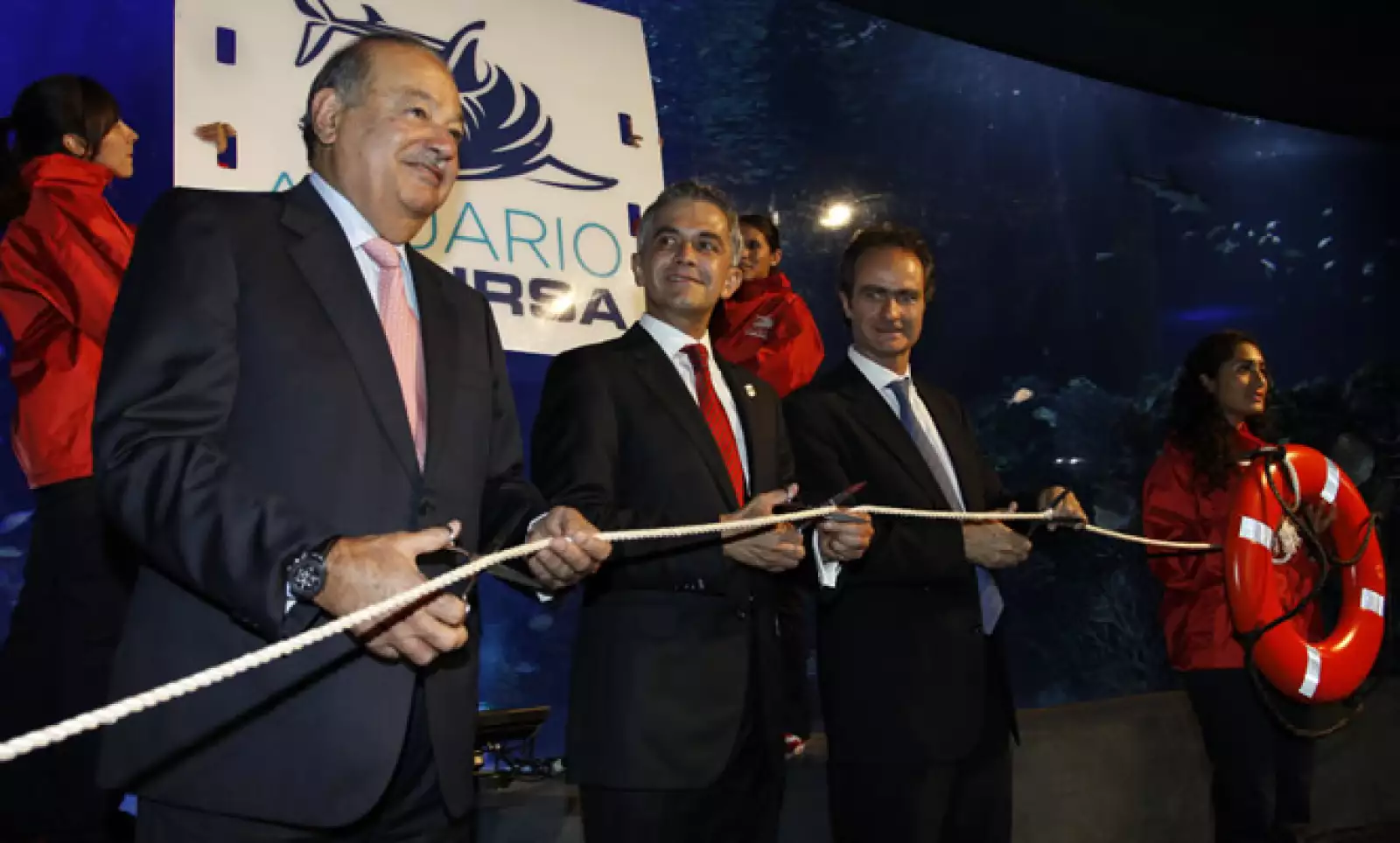El acuario, inaugurado por el magnate Carlos Slim y el jefe capitalino Miguel Ángel Mancera, reutiliza 22 millones de litros de agua de mar obtenida de Veracruz.