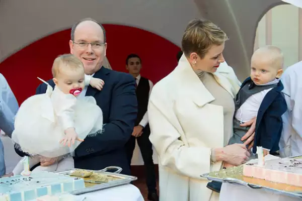 El príncipe Alberto en la celebración por el cumpleaños 1 de sus gemelos.