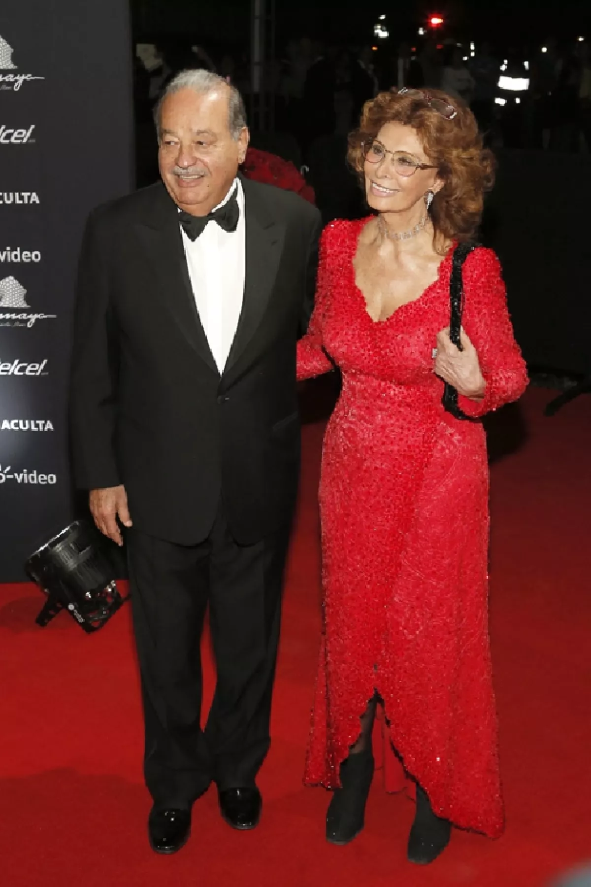 Carlos Slim y Sophia Loren entraron al lugar después de todos los invitados. Ella entró tomada del brazo del empresario.