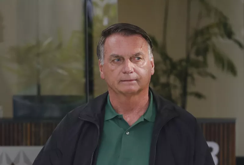El expresidente de Brasil (2019-2022) Jair Bolsonaro llega al aeropuerto de Brasilia el 25 de marzo de 2025. 