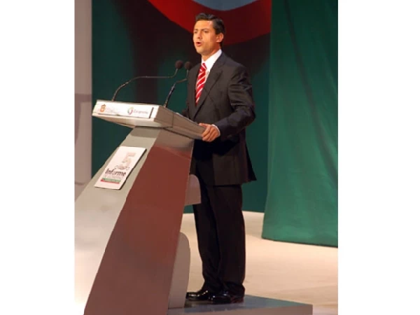Enrique Peña Nieto agradeció la presencia de su prometida, quien se encontraba en primera fila.