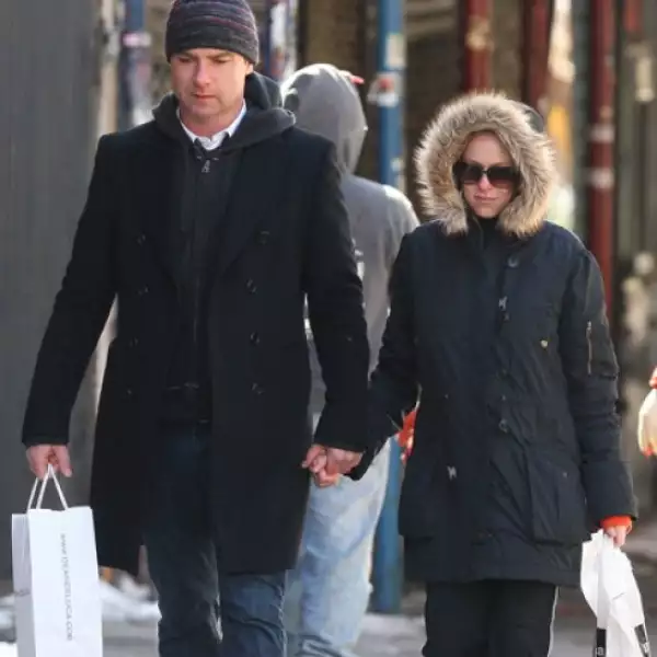 Naomi Watts y Liev Schreiber caminan en las calles de Nueva York.