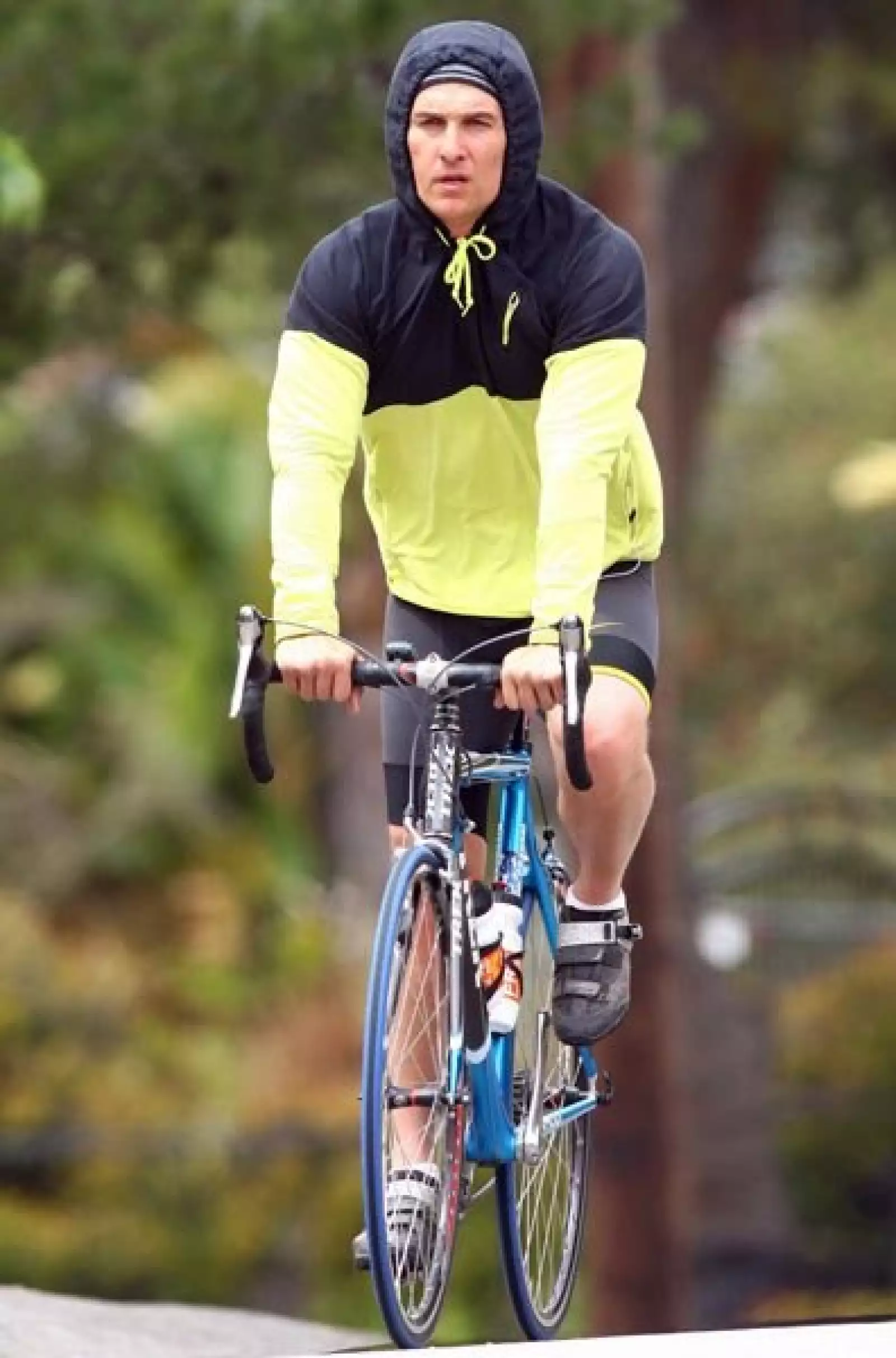 El guapo Matthew McConaughey se subió a la bici para dar un paseo en Malibú, California. Por eso tiene esas piernas tan duras.