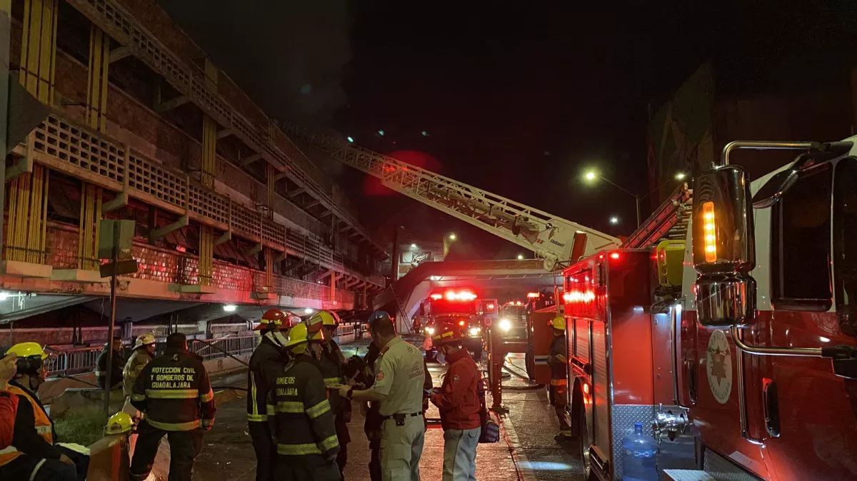 Bomberos combaten incendio en el Mercado San Juan de Dios