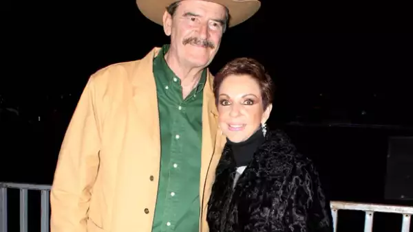 Vicente Fox y Martha Sahagún disfrutaron el concierto de Carlos Santana en el Estadio Nou Camp, de León, Gto.
