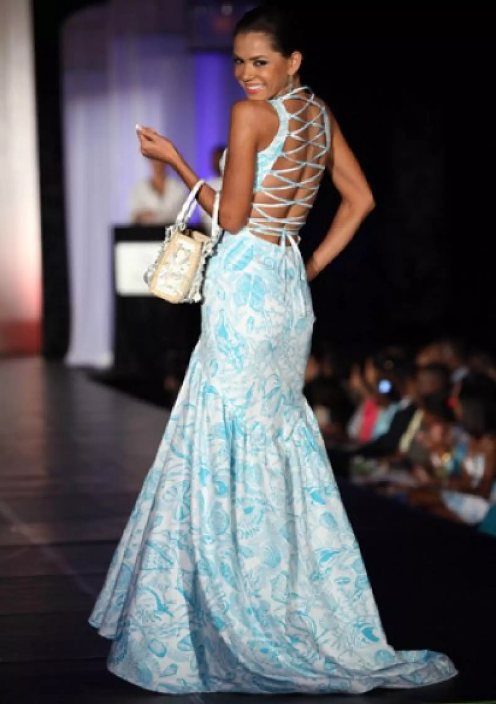 Indiana Sánchez, de Nicaragua, aunque modeló un vestido largo, el toque sexy fue el escote de la espalda con cintras entrecruzadas.