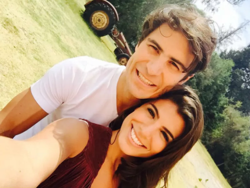 El actor no podía estar más enamorado de Andrea Carreiro, con quien además de llevarse excelente en su vida diaria, ambos declaran que disfrutan trabajar juntos.