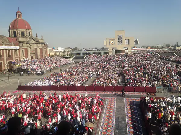 La explanada de la Basílica se llenó con miles de fieles.