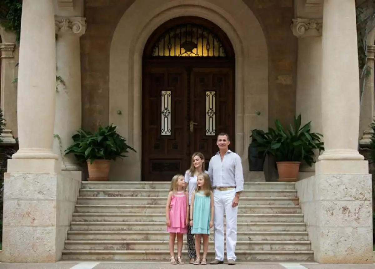 Los nuevos `reyes de la casa´: Felipe, Letizia y sus dos hijas.