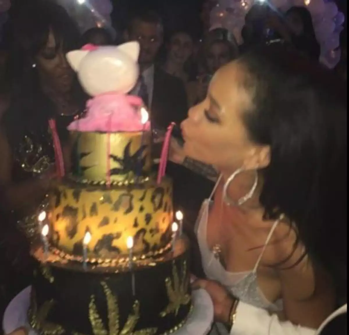 El pastel de Rihanna era de Hello Kitty, detalle que le encantó.