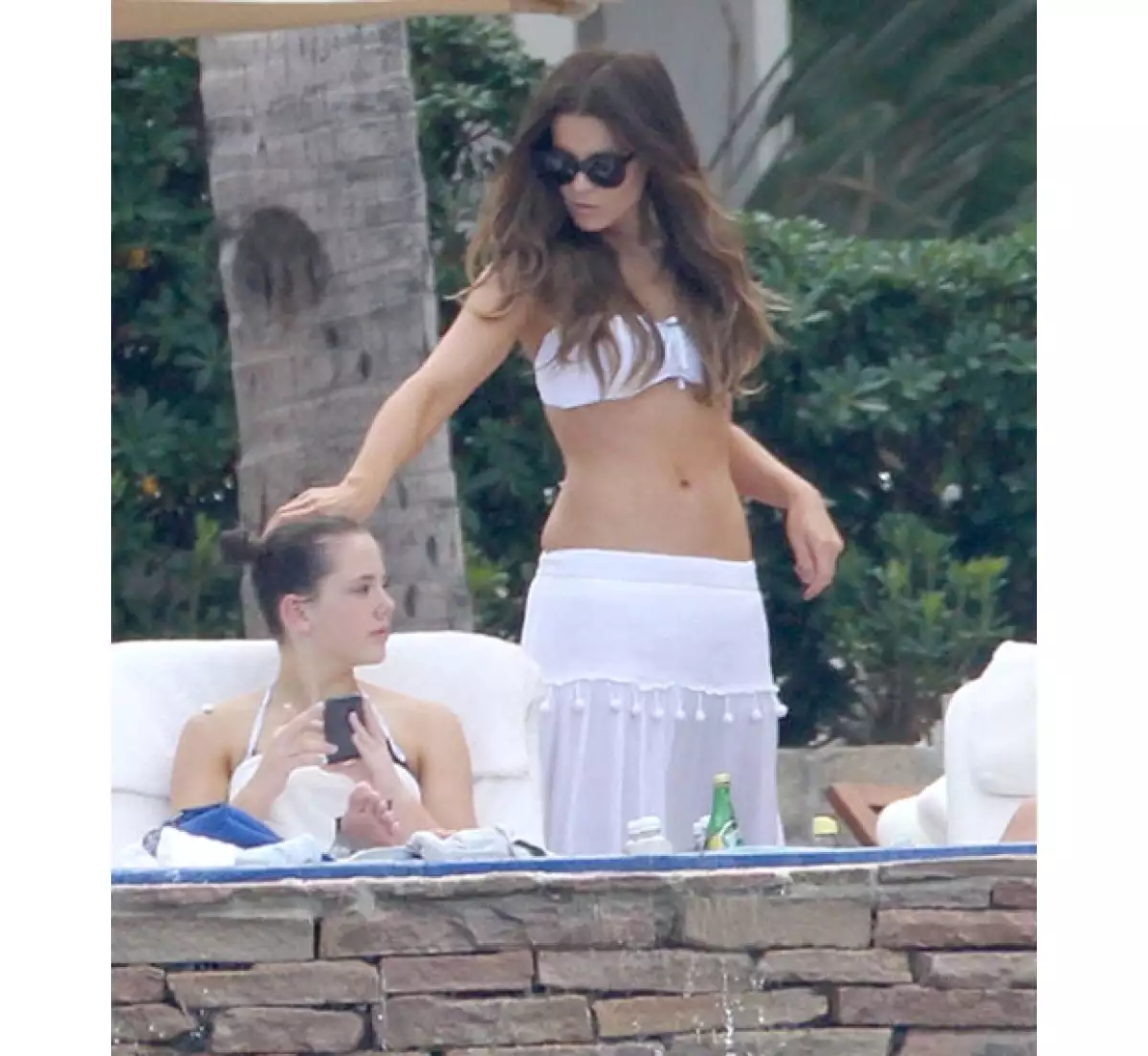 La actriz de origen británico lucía guapísima mientras vacaciona en nuestro país con su hija de 14 años, Lily Mo Sheen.