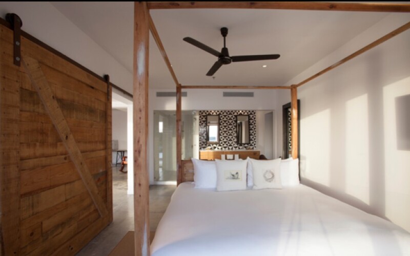 Cuenta con 69 exclusivas habitaciones que se caracterizan por su novedosa decoración.