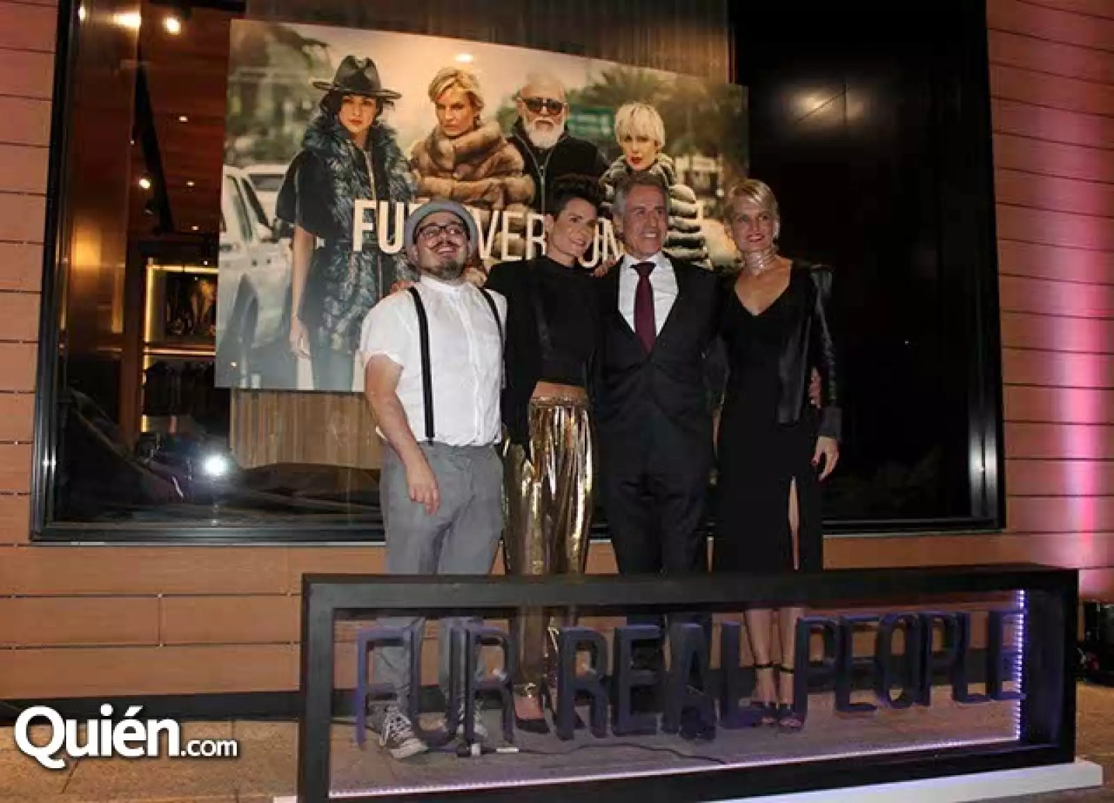 Dan Crosby,Mo%u0301nica y Rogelio Hans con Luisa Sa%u0301enz