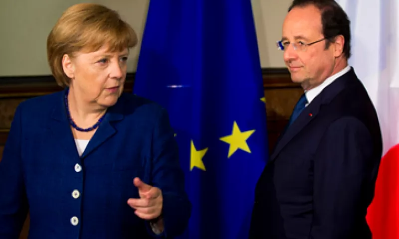 La canciller alemana, Angela Merkel, y el presidente francés, François Hollande tienen diversas posturas sobre la venta de una unidad de Alstom.   (Foto: Reuters)
