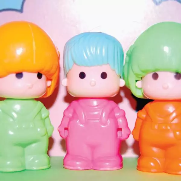 Los muñecos Pin y Pon fueron creados en los ochenta y alcanzaron mucha popularidad en las niñas. Se caracterizaban por sólo mover la cabeza, aunque contaban con muchos accesorios y escenarios.