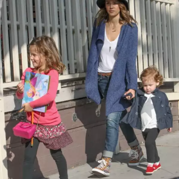 Jessica Alba y sus hijas caminan de regreso de la escuela hacia su casa en LA.